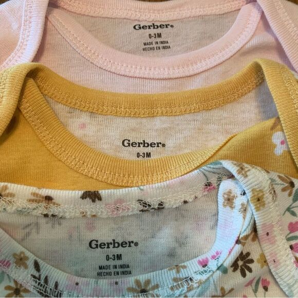 Onesies - 3 Gerber 0-3 M, 1 Gerber 3M, 3 Gerber 6-9M, 1 Carter 3M 1 Carters 9M. - Picture 7 of 10